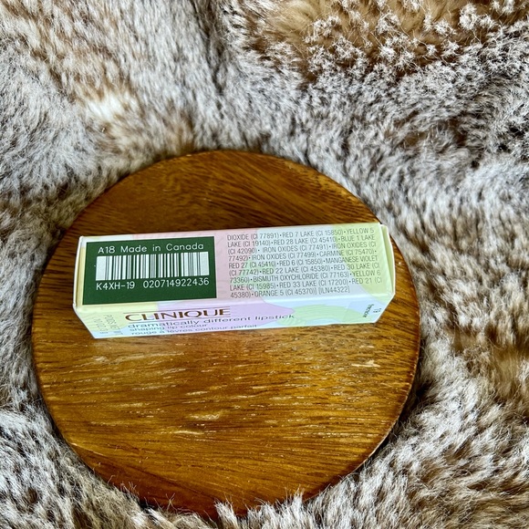 Clinique different lipstick firecracker red - Picture 2 of 2